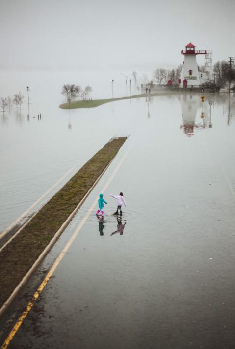 Zwei Kinder auf einer Wasserfl&auml;che