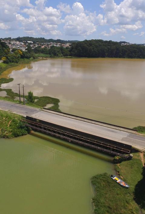 Blick auf Passa&uacute;na Stausee mit Br&uuml;cke und Umgebung