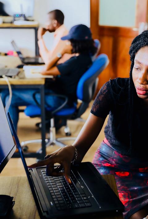 Zwei Personen diskutieren voir einem Laptop. 