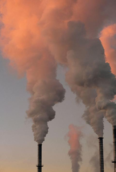 Rauch steigt aus drei R&ouml;hren in den abendlichen Himmel