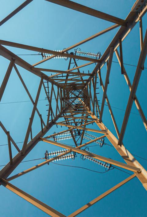 Freileitungsmast von unten. 