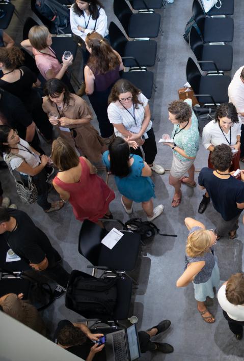 Vogelperspektive auf adelphi Mitarbeitende, die sich angeregt unterhalten