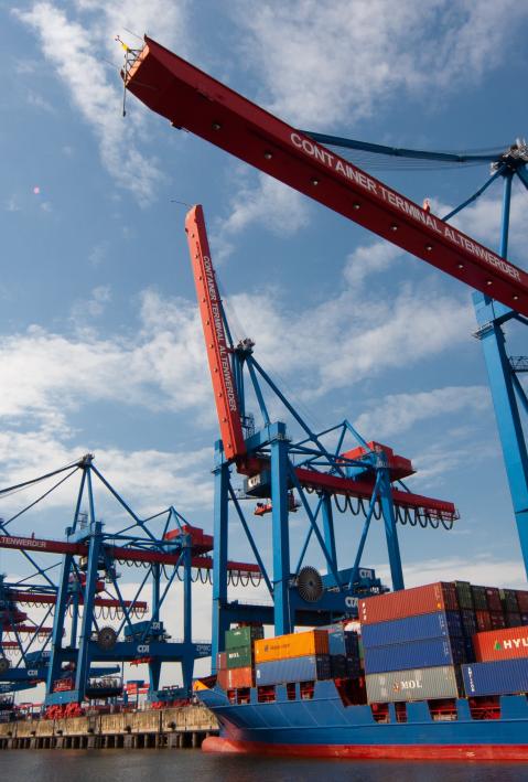 Ein Handelshafen an dem Containerschiffe anlegen. 