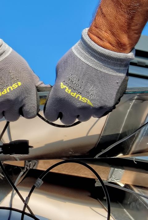 Handwerker installieren eine Solarzelle.