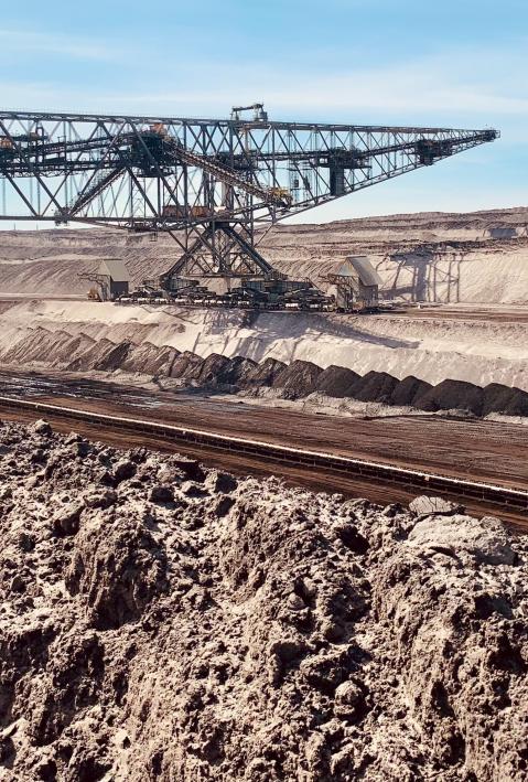 Erdbauanlage mit Maschinen in brachem Land. 