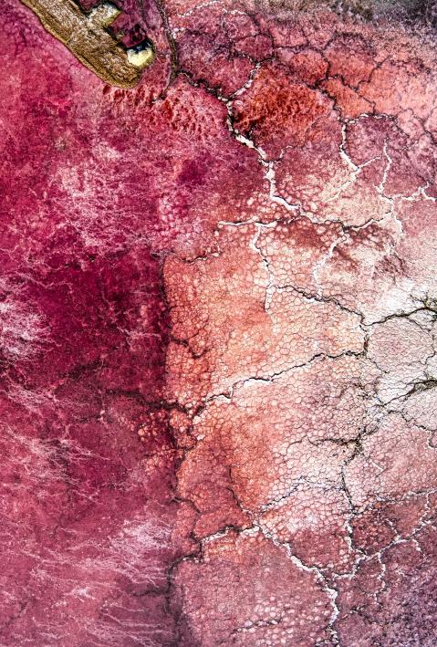 Rote Salzlandschaft von oben. 