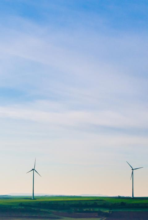 Windr&auml;der vor blauem Himmel in Norddeutschland