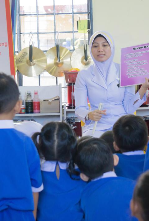 KOTA KINABALU, SABAH, MALAYSIA-January 23,2017: Talk of dental health care by nurse from the Ministry of health Malaysia.