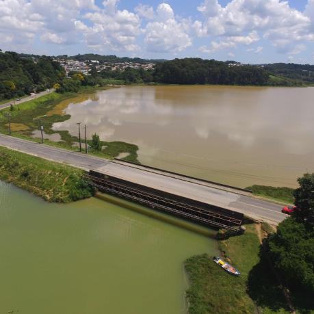 Blick auf Passa&uacute;na Stausee mit Br&uuml;cke und Umgebung