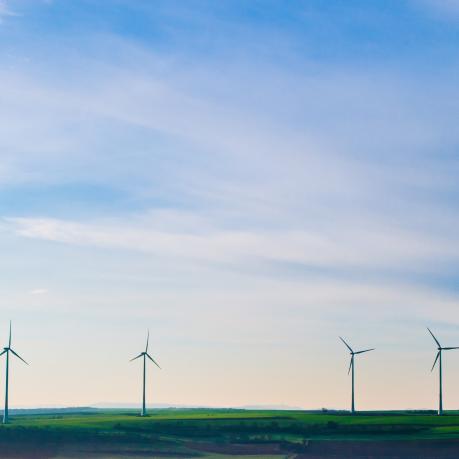 Windr&auml;der vor blauem Himmel in Norddeutschland