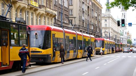 Gelbe Stra&szlig;enbahn h&auml;lt an einer Station in der Warschauer Innenstadt