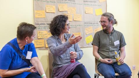 Teilnehmer*innen des B&uuml;rgerenergie Konvents beteiligen sich im Workshop zum Kommunikations-Toolkit