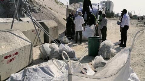 Gruppe reinigt Strand von Plastik.