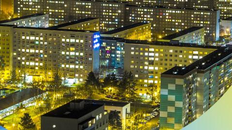 Vogelperspektive auf eine Wohnsiedlung bei Nacht