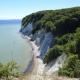 Bewaldete Kreidefelsen fallen steil in die blaue Ostsee ab.