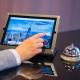 Hotel-Rezeption mit iPad und Klingel. 