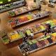 Ein Supermarkt von oben ist mit frischem Obst und Gem&uuml;se zu sehen sowie einige Kund*innen